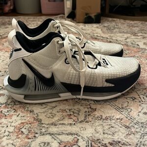 Nike LeBron Witness 7 (Team) Basketball shoes